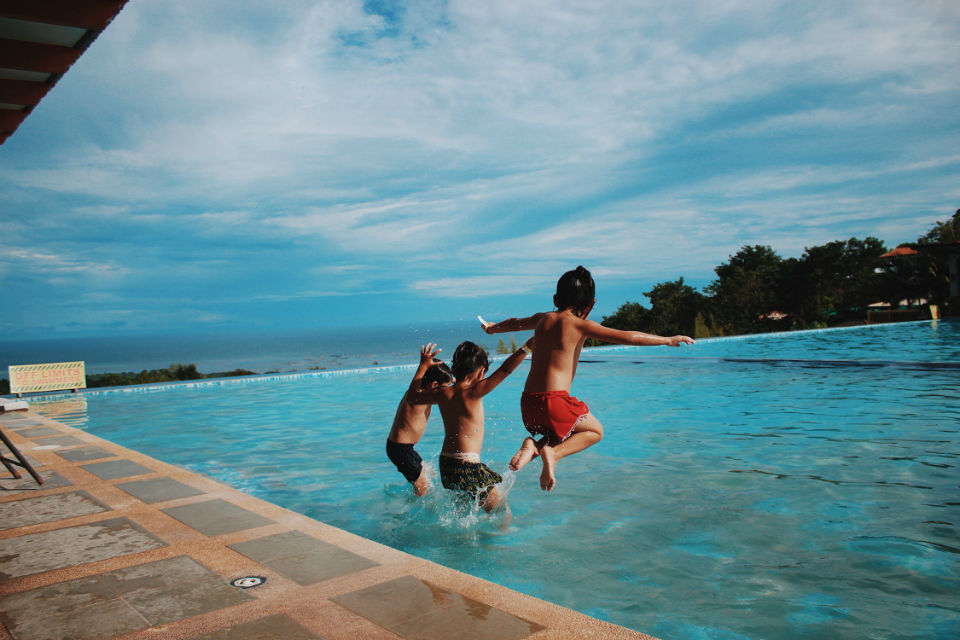 Le comble du luxe : une piscine à fond mobile !